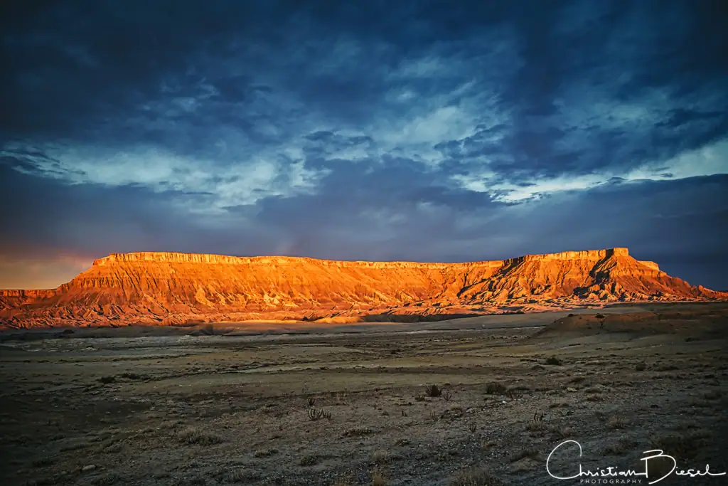 Dramatischer Sunrise und beeindruckende Wüstenlandschaft an der North Caineville Mesa, Utah