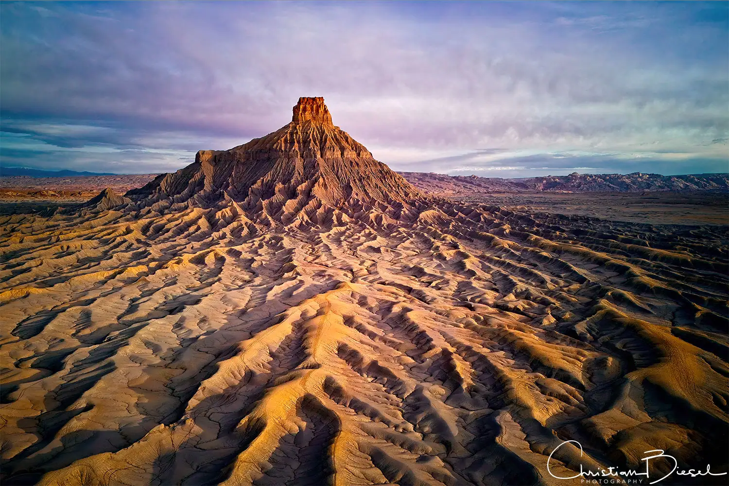 Majestätischer Factory Butte Sonnenaufgang, Wüste, Utah, USA. Beeindruckender Factory Butte bei Sonnenaufgang mit majestätischem Flat-Top Felsen. Perfekt für Abenteuer- und Naturreise.