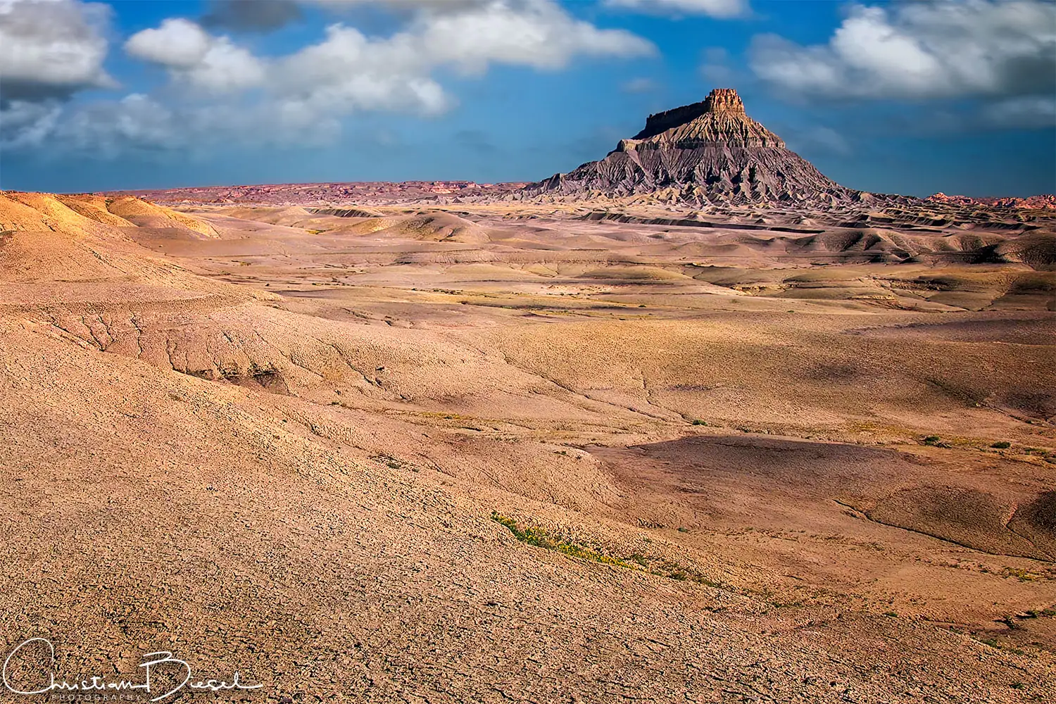 Wüstenlandschaft rund um den Factory Butte mit Heiß- und Trockenklima. Wüstenlandschaft in Utah um den Factory Butte mit Felsen, Sand und karger Vegetation, wie im Südwesten der USA weit verbreitet.