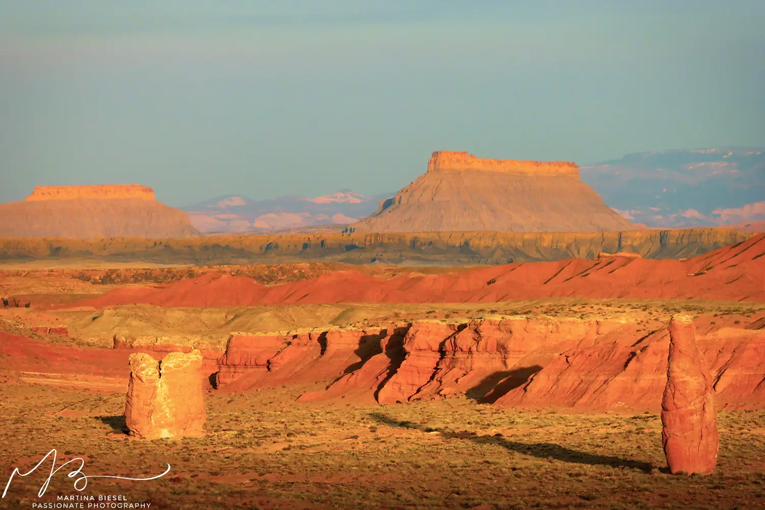 Sunrise am Factory Butte und der North Caineville Mesa, gesehen vom Kathline Rock aus Beeindruckender Sonnenaufgang am Factory Butte und der North Caineville Mesa, Utah