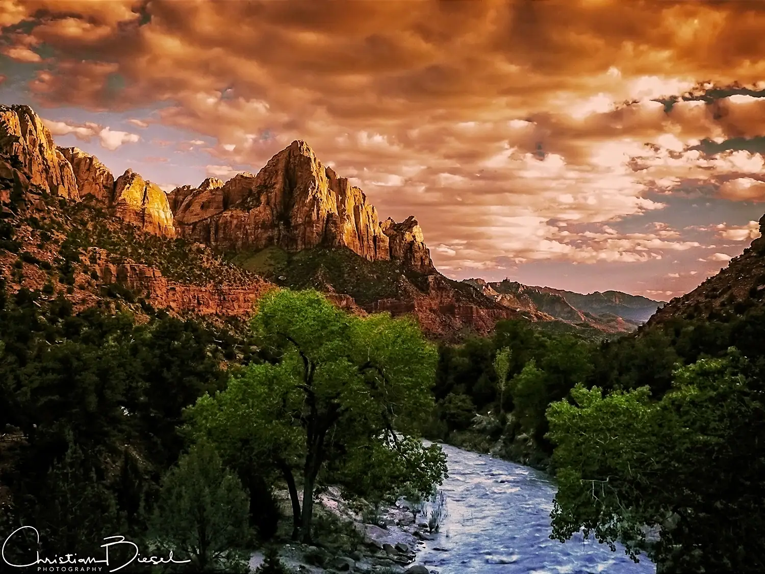 Watchman at sunset Zion Nationalparks beeindruckende Canyon- und Flusslandschaft in den USA, ideal für Natur- und Abenteuerfans.
