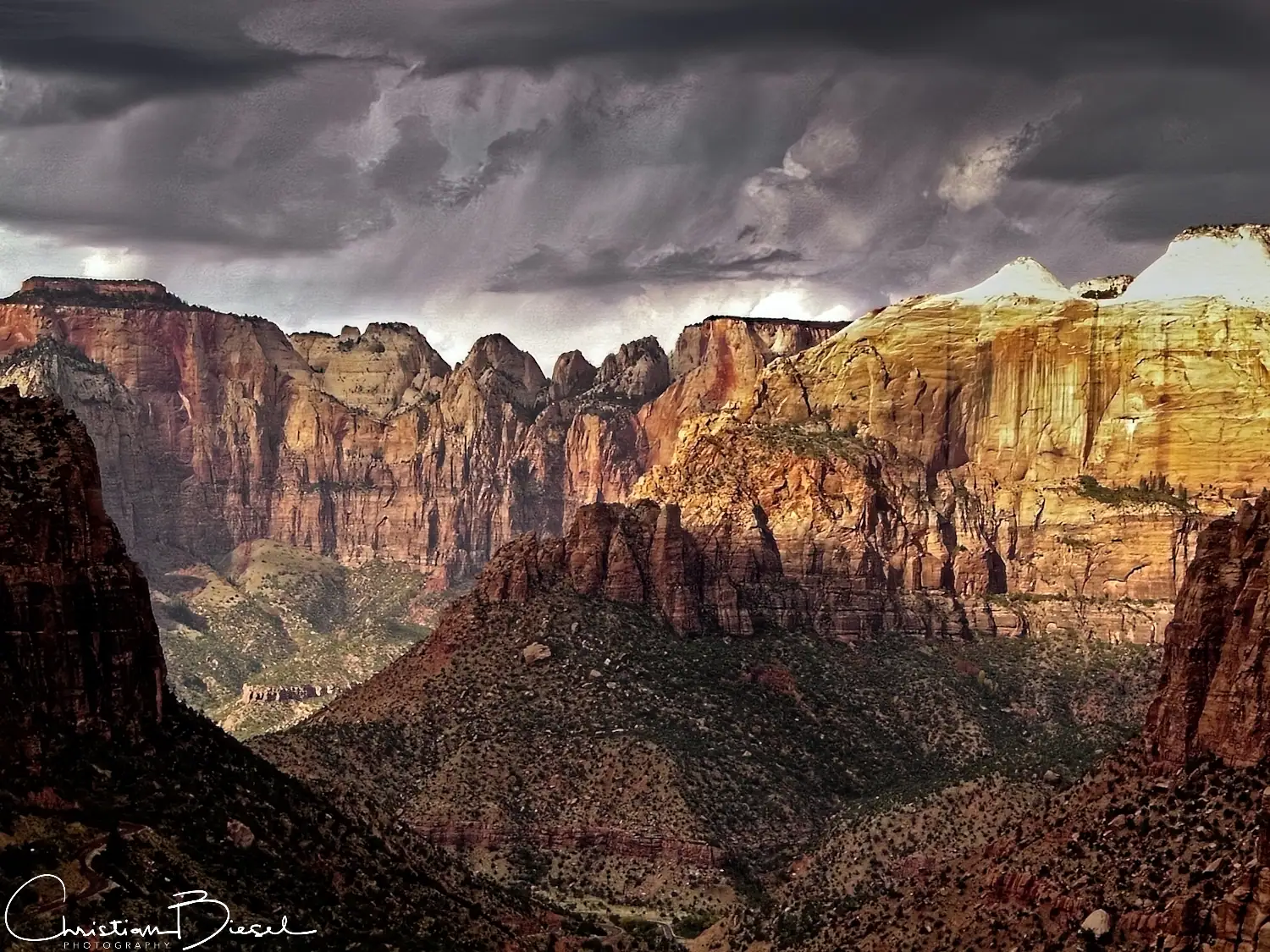 Majestätischer Pine Canyon Overlook Beeindruckender Pine Canyon Overlook mit roten Felsen und dunklen Wolken, spektakuläre Naturaufnahme für Outdoor- und Reise-Liebhaber.