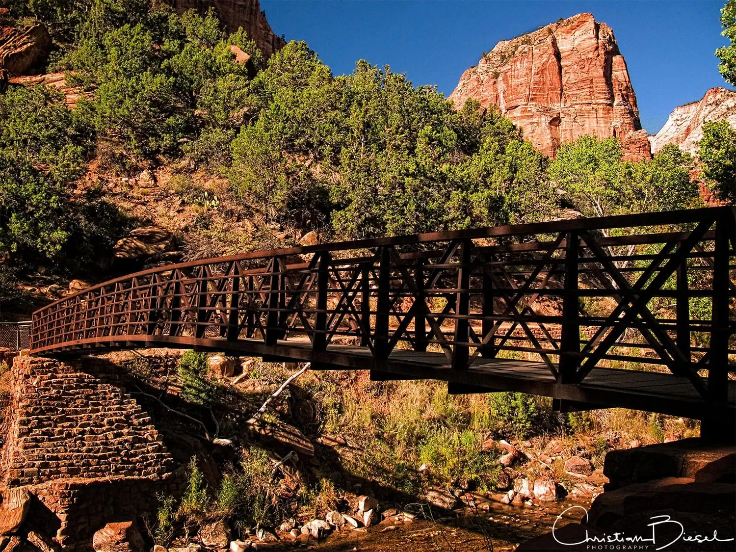 Wanderbrücke im Zion-Nationalpark, Emerald Pools Trailhead Hochwertiger Blick auf eine Virgin River Wanderbrücke im Zion National Park für Natur- und Abenteuerliebhaber.