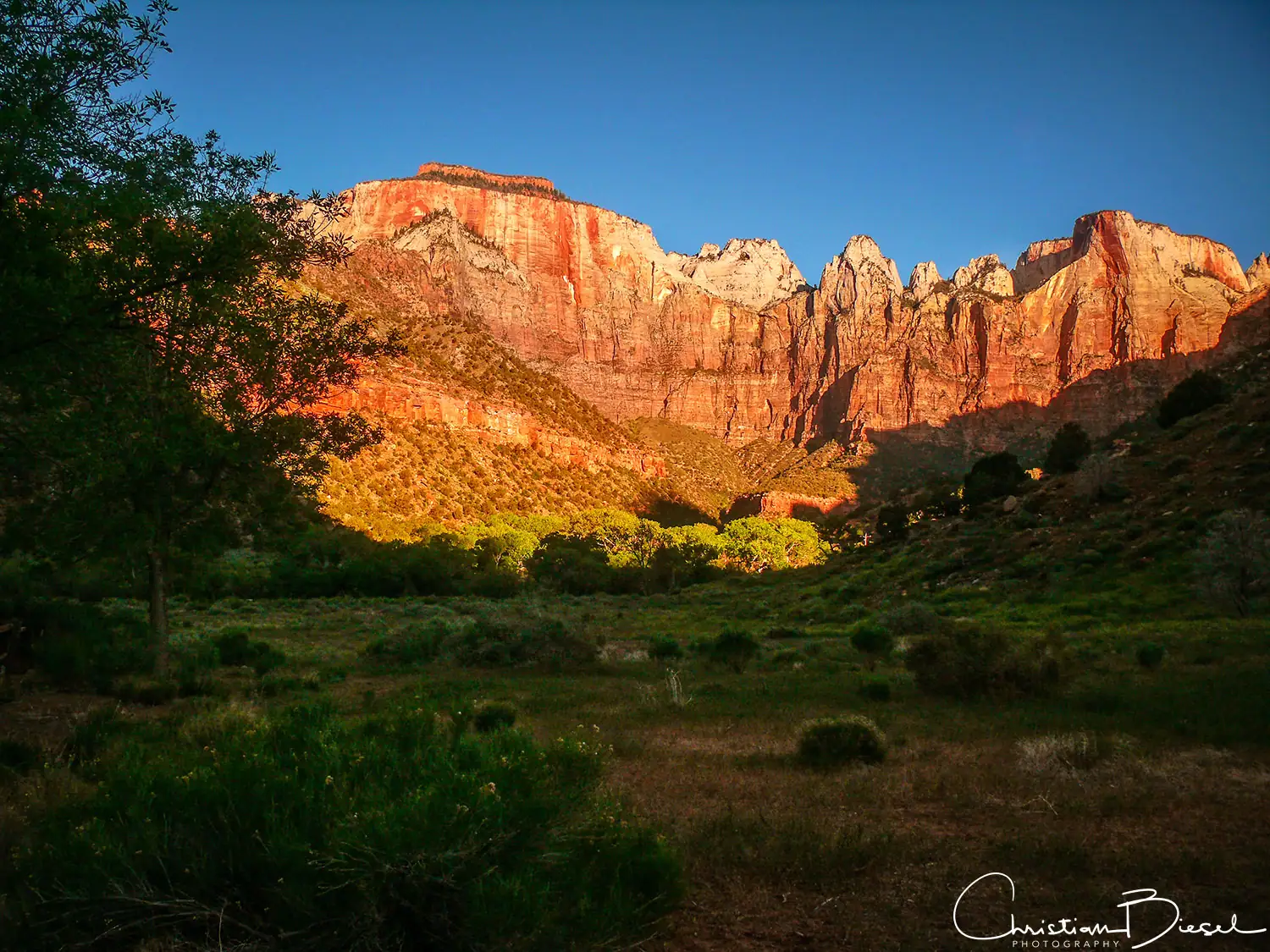 Virgin Towers at sunrise. Zion National Park, Utah Die Schönheit des Zion National Parks verkörpert auch das atemberaubende Bergpanorama der Virgin Towers.