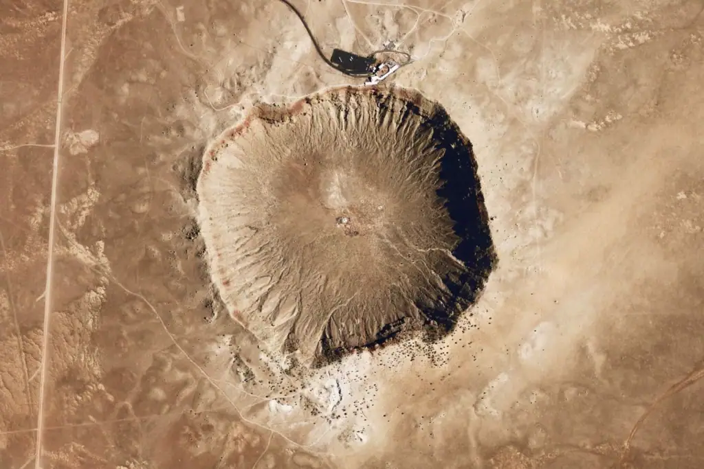 Ansicht des Meteor Crater in der Wüste von Arizona, detailreiche Aufnahme, Draufsicht mit Visitor Center